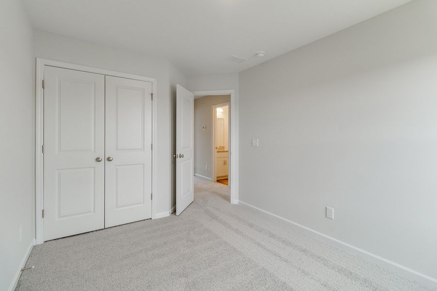 Spacious, unfurnished interior of a new home in Astoria, Columbia (Image 27).