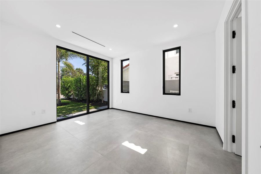 Spacious, unfurnished interior of a new home in , Fort Lauderdale (Image 15).