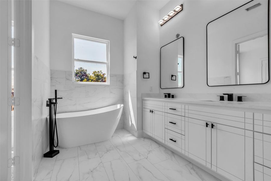Step into this elegant primarybath, featuring a clean, timelessdesign with pristine white wallsand flooring for a serene andsophisticated retreat. Step into this elegant primarybath, featuring a clean, timelessdesign with pristine white wallsand flooring for a serene andsophisticated retreat.