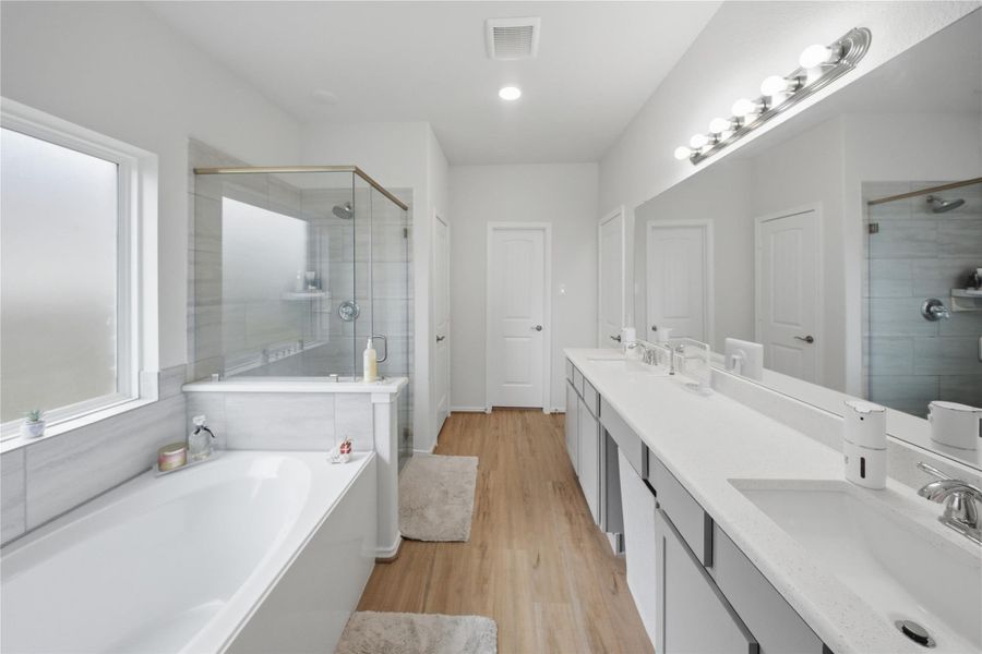 Furnished interior view inside a new home in Sierra Vista, Iowa Colony (Image 32).