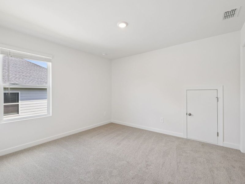 Spacious, unfurnished interior of a new home in Brighton Springs, York (Image 18).