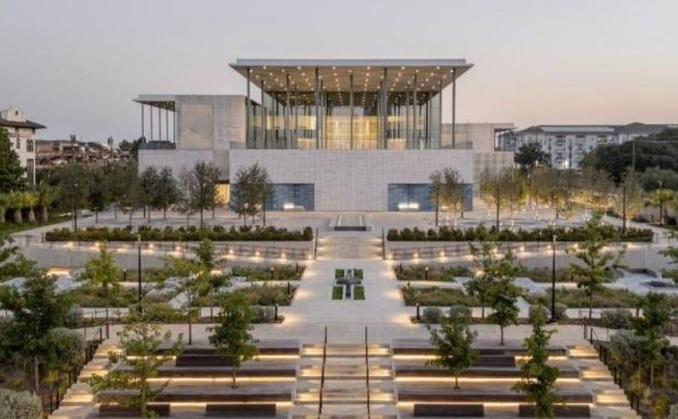 Condo located in Houston, TX showcasing its design and architecture (Image 3).