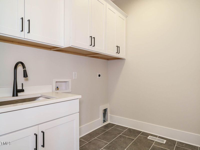 018-1280x960-laundry-room