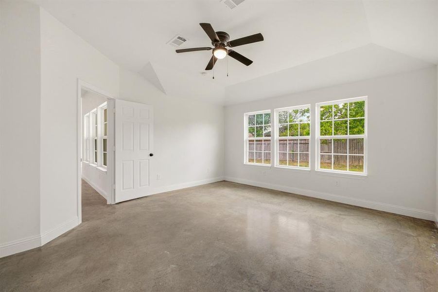 Spacious, unfurnished interior of a new home in , Weatherford (Image 12).