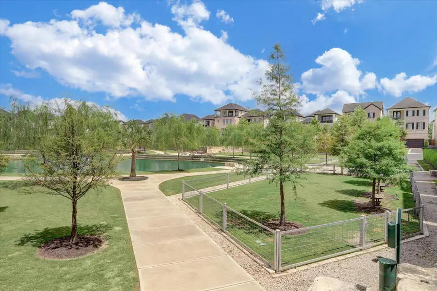 Community amenities in Timbergrove Green, Houston (Image 5).