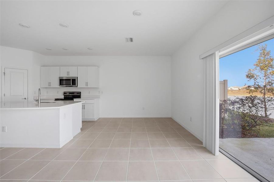 Spacious, unfurnished interior of a new home in , Wesley Chapel (Image 15).