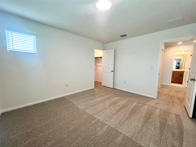 Spacious, unfurnished interior of a new home in Porter Country, Buda (Image 11).