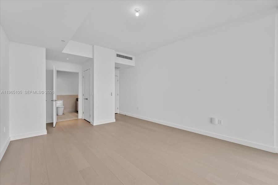 Spacious, unfurnished interior of a new home in , Miami Beach (Image 37).