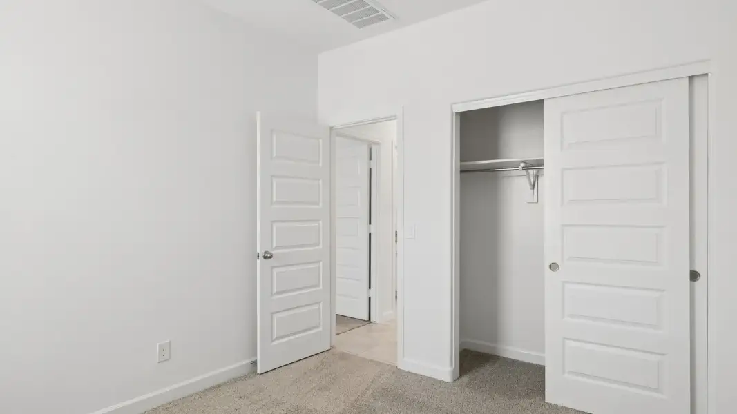 Spacious, unfurnished interior of a new home in Quail Ranch, San Tan Valley (Image 23).