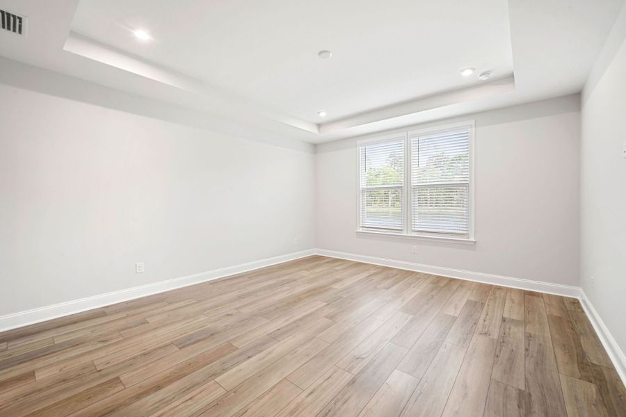 Spacious, unfurnished interior of a new home in Waterways, Richmond Hill (Image 24).
