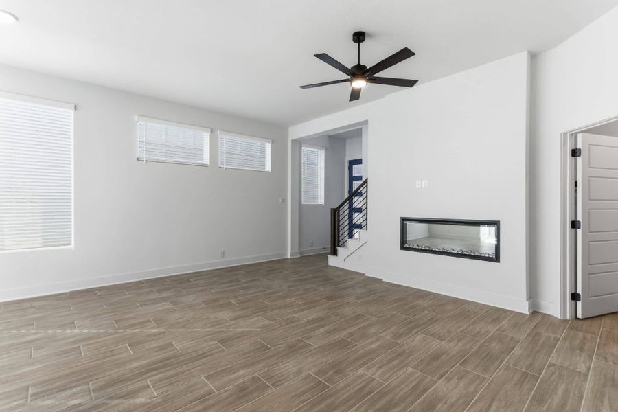 Spacious, unfurnished interior of a new home in Centero at Stone Oak, San Antonio (Image 18).