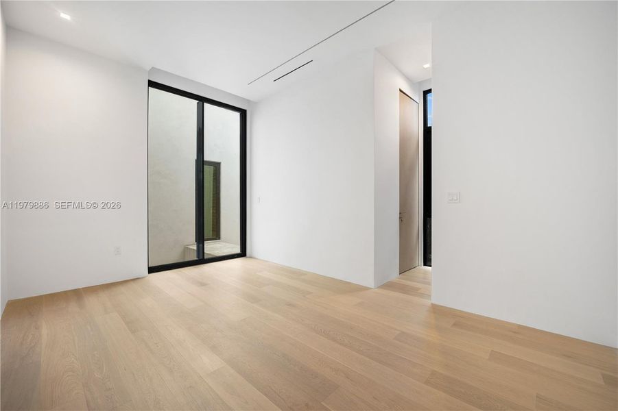 Spacious, unfurnished interior of a new home in , Miami Beach (Image 31).