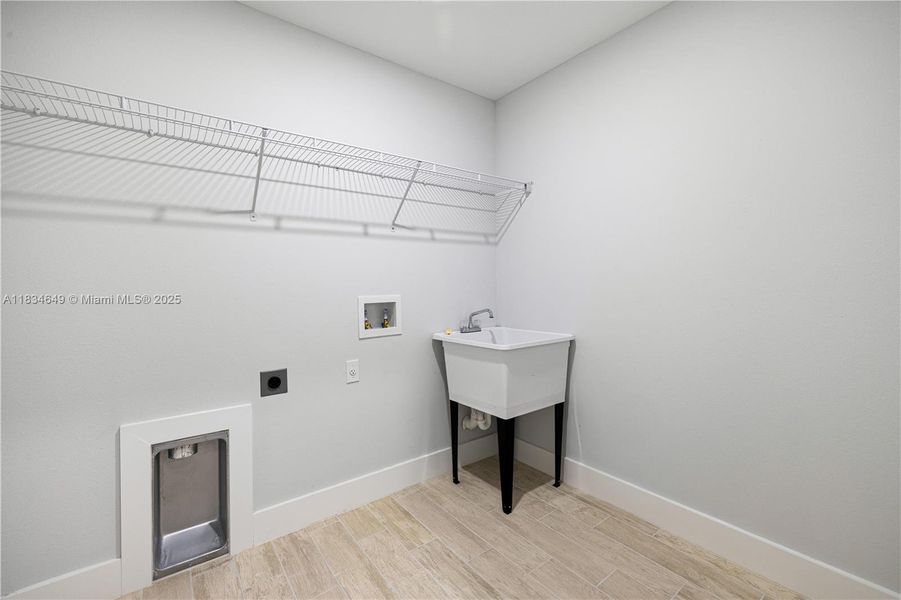 Spacious, unfurnished interior of a new home in , Lehigh Acres (Image 19).