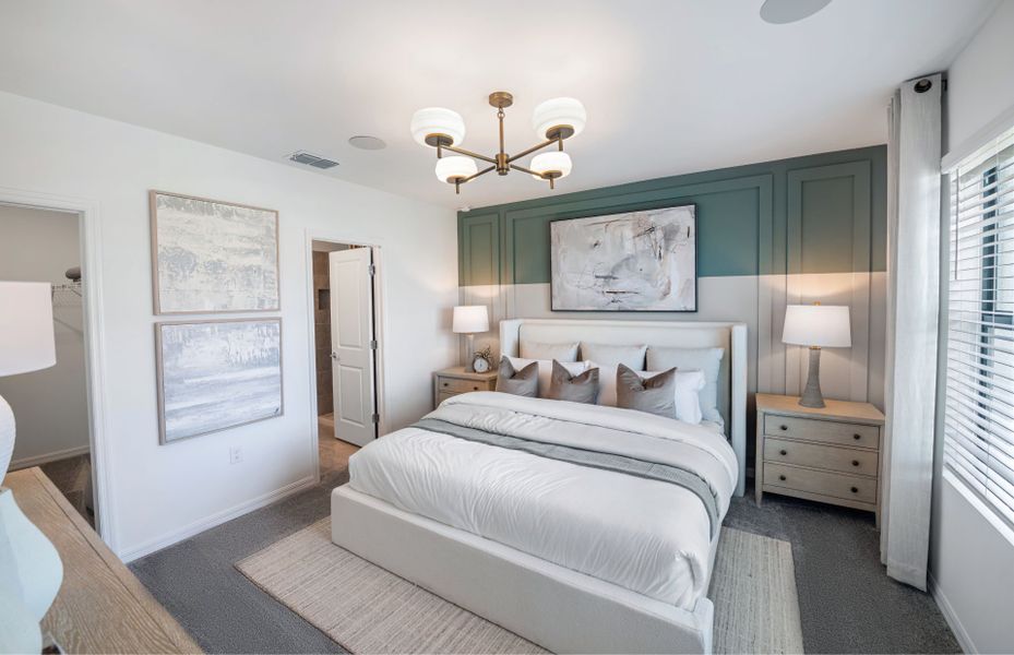 Owner's suite with tons of natural ligth