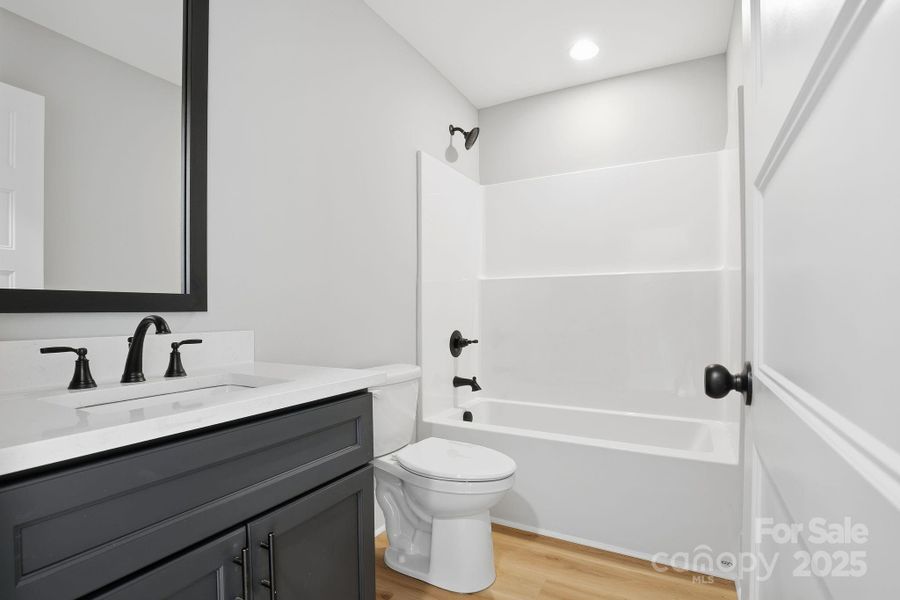 UPSTAIRS FULL BATHROOM