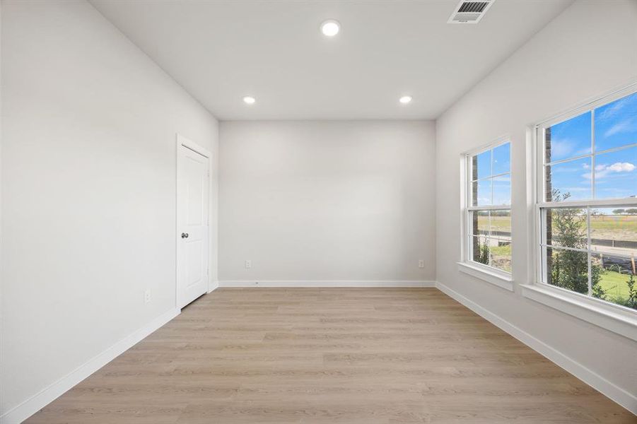 Spacious, unfurnished interior of a new home in The Estates Collection at Overland Grove, Forney (Image 11).