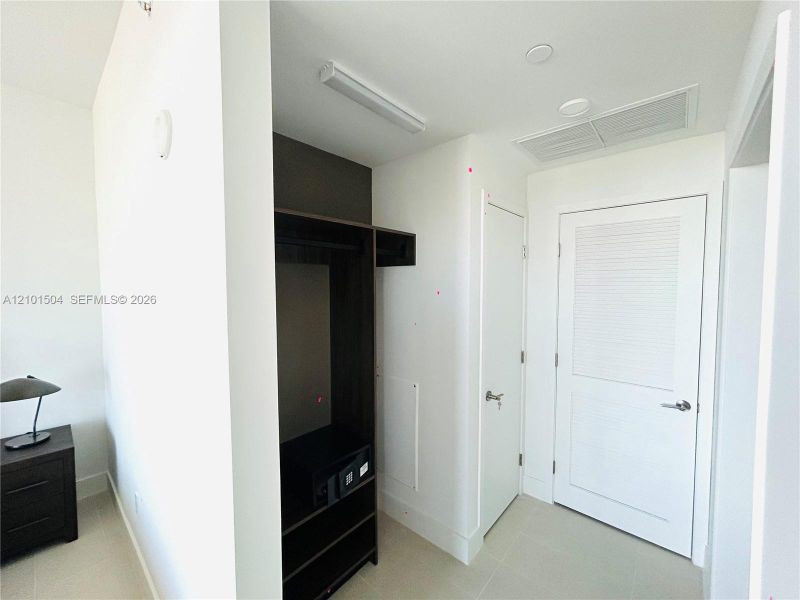 Spacious, unfurnished interior of a new home in Gale Hotel & Residences Miami (former Natiivo), Miami (Image 11).