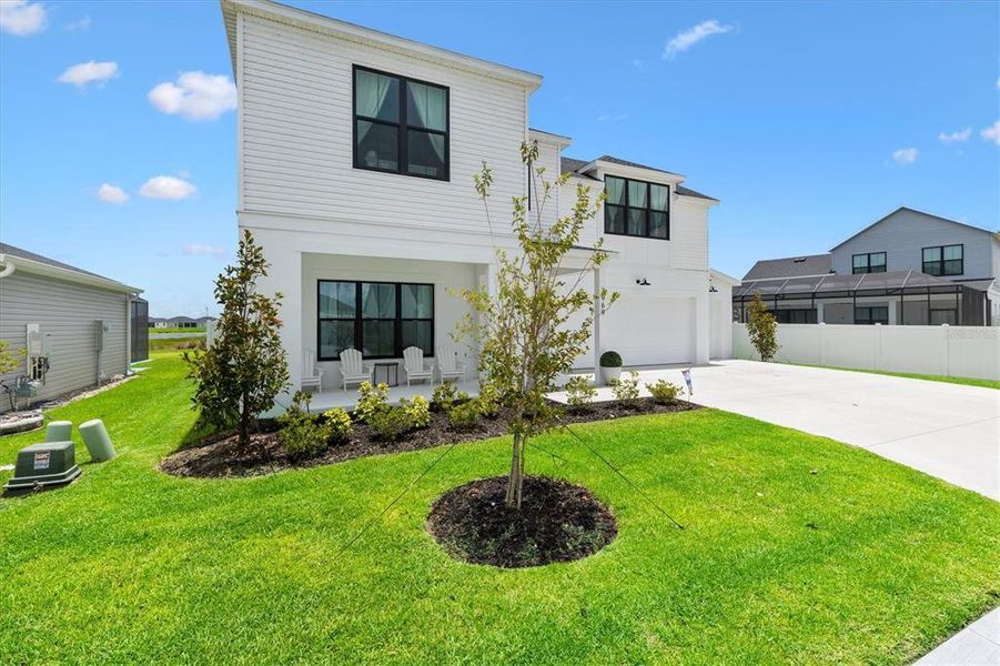 Exterior details and patio area of a home in , Okahumpka (Image 26).