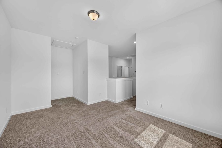 Spacious, unfurnished interior of a new home in La Segarra 40', Brookshire (Image 25).