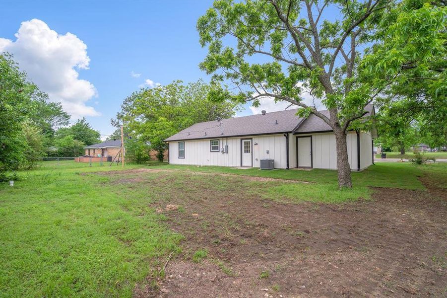Exterior details and patio area of a home in , Wills Point (Image 19).