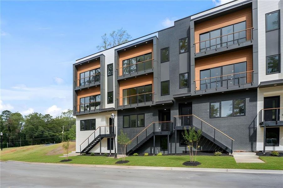Condo located in Decatur, GA showcasing its design and architecture (Image 3).