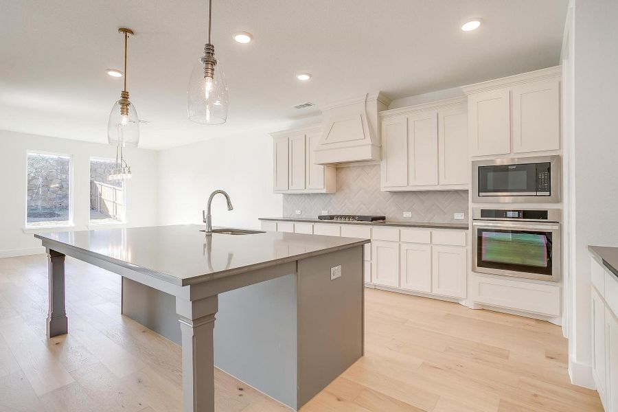 Representative furnished interior of a home built from the Eleanor by Graham Hart Home Builder in Sweetgrass, Haslet (Image 27).