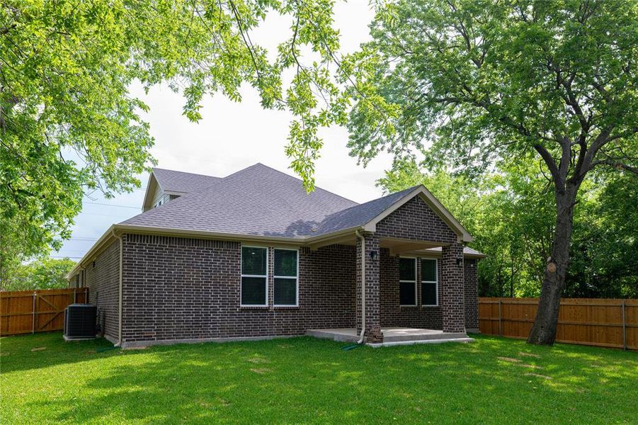 Exterior details and patio area of a home in , Garland (Image 20).