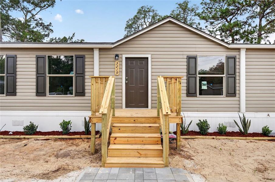 Exterior details and patio area of a home in , Spring Hill (Image 19).