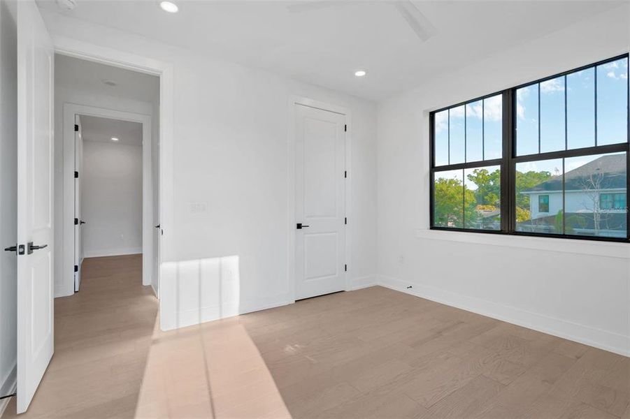 Spacious, unfurnished interior of a new home in , Tampa (Image 39).