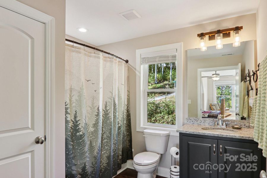 En-suite bathroom in upstairs bedroom.
