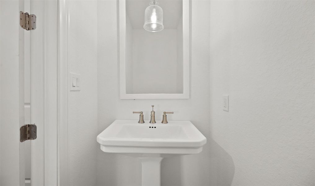 Half bath (*Photo not of actual home and used for illustration purposes only.) Half bath (*Photo not of actual home and used for illustration purposes only.)