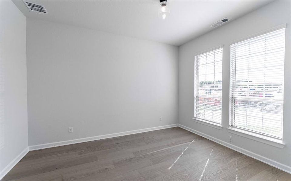 Spacious, unfurnished interior of a new home in Heath Golf & Yacht Club, Heath (Image 17).