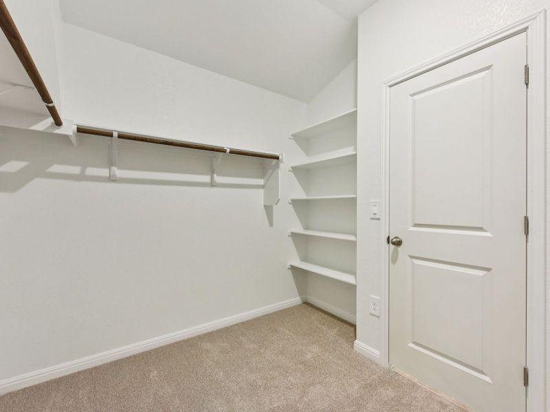 Spacious, unfurnished interior of a new home in Lexington Parke, Del Valle (Image 10).