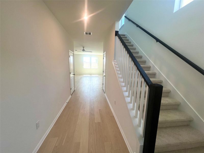 Spacious, unfurnished interior of a new home in Porter Country, Buda (Image 9).