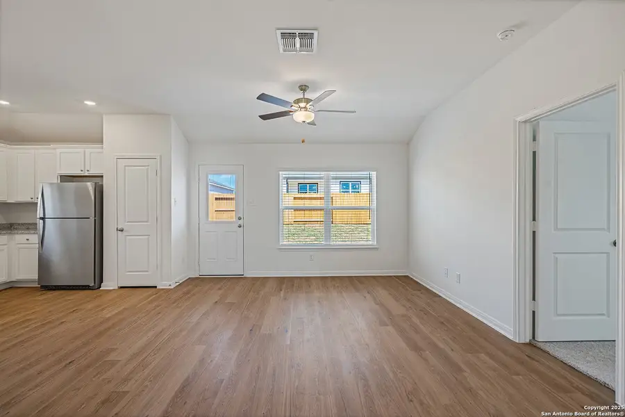 Spacious, unfurnished interior of a new home in Rosewood Estates, Lytle (Image 16).