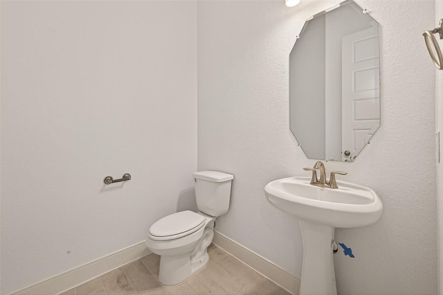 Furnished interior view inside a new home in Lago Mar, Texas City (Image 5).