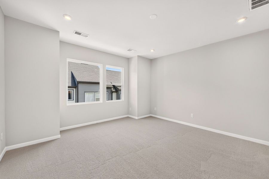 Spacious, unfurnished interior of a new home in Southmont, Charlotte (Image 25).