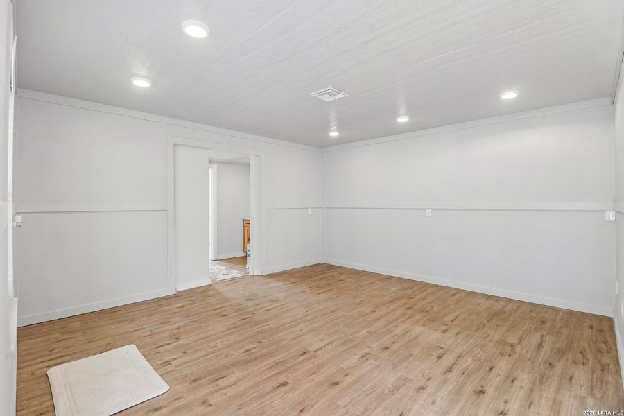 Spacious, unfurnished interior of a new home in , Bandera (Image 14).