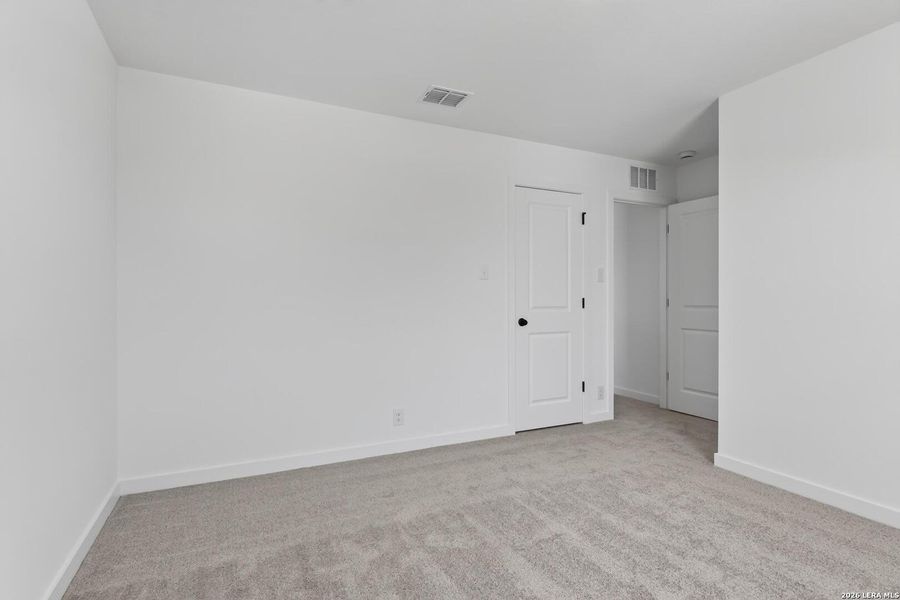 Spacious, unfurnished interior of a new home in Nopal Valley, San Antonio (Image 24).