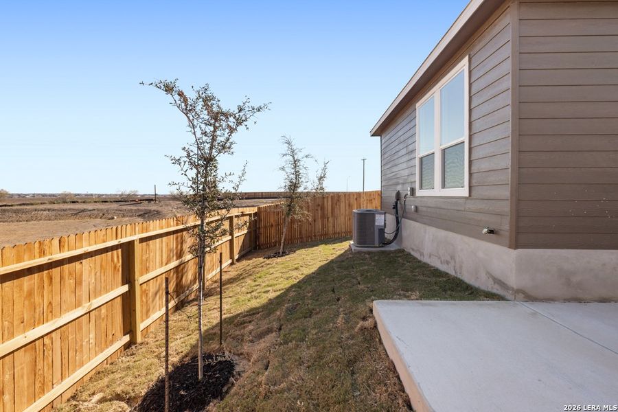 Exterior details and patio area of a home in Punta Verde, Converse (Image 4).