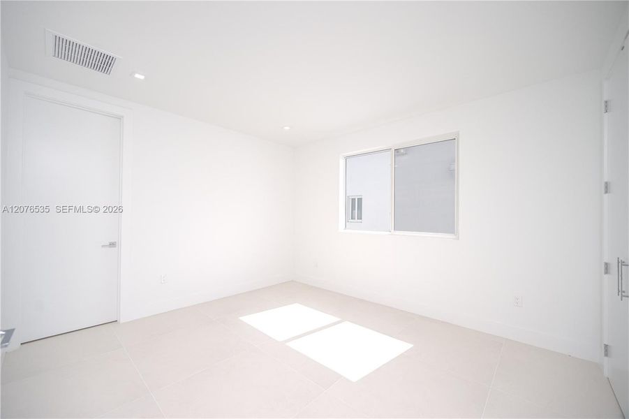 Spacious, unfurnished interior of a new home in , Doral (Image 23).