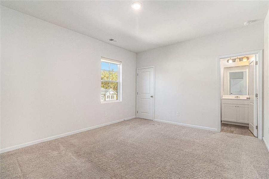 Spacious, unfurnished interior of a new home in Pickens Landing, Dacula (Image 15).