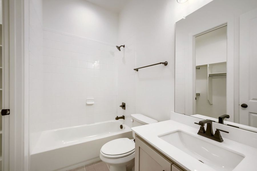 785 White Sage - Full Bathroom 785 White Sage - Full Bathroom