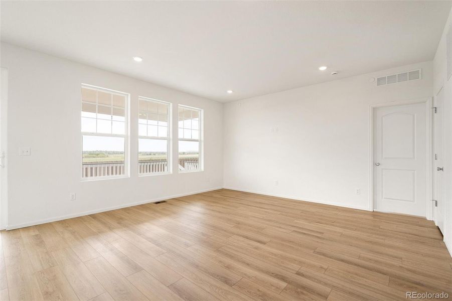 Spacious, unfurnished interior of a new home in Turnberry, Commerce City (Image 29).