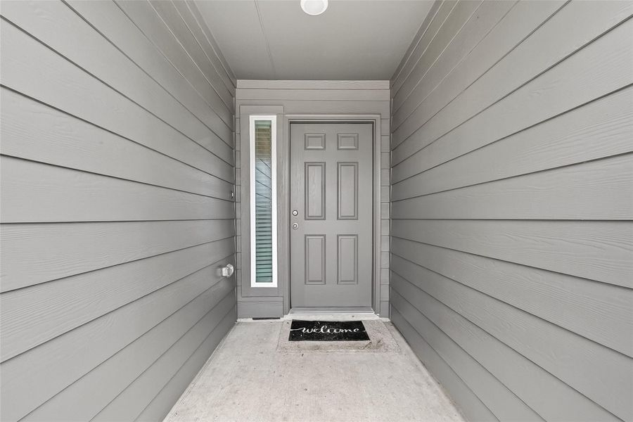 Exterior details and patio area of a home in Rollingbrook Estates, Baytown (Image 26).