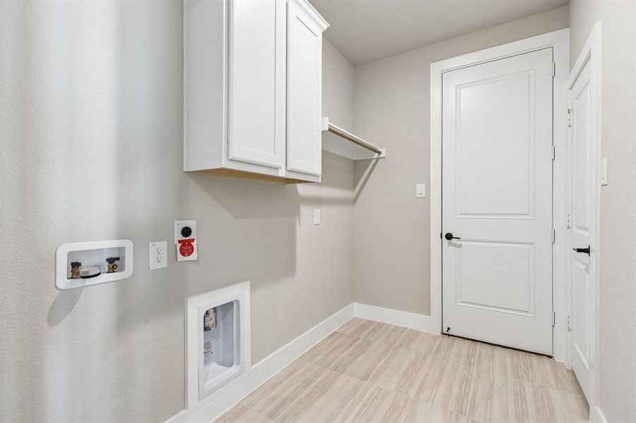 Spacious, unfurnished interior of a new home in Painted Tree Woodland West, McKinney (Image 30).
