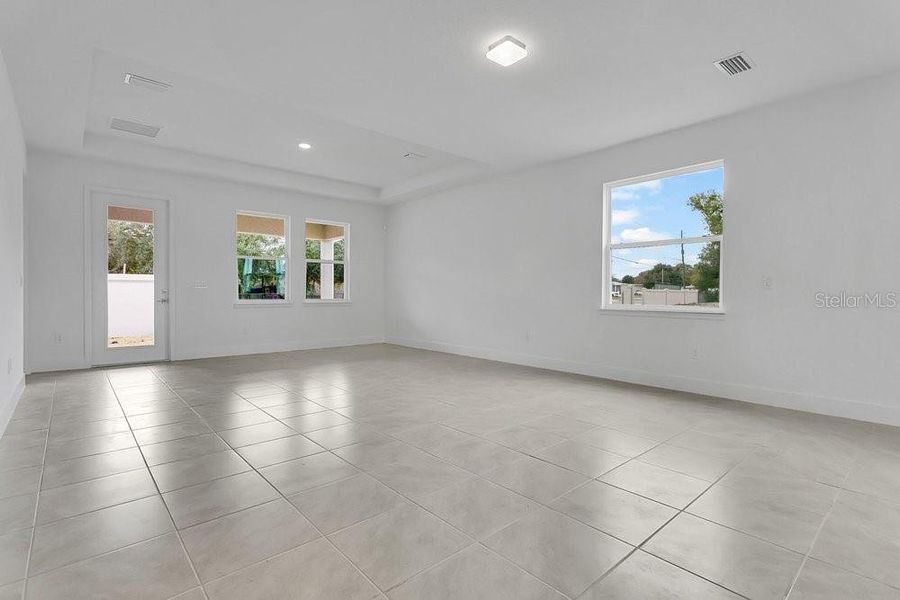 Spacious, unfurnished interior of a new home in Yucatan Gardens, Orlando (Image 25).