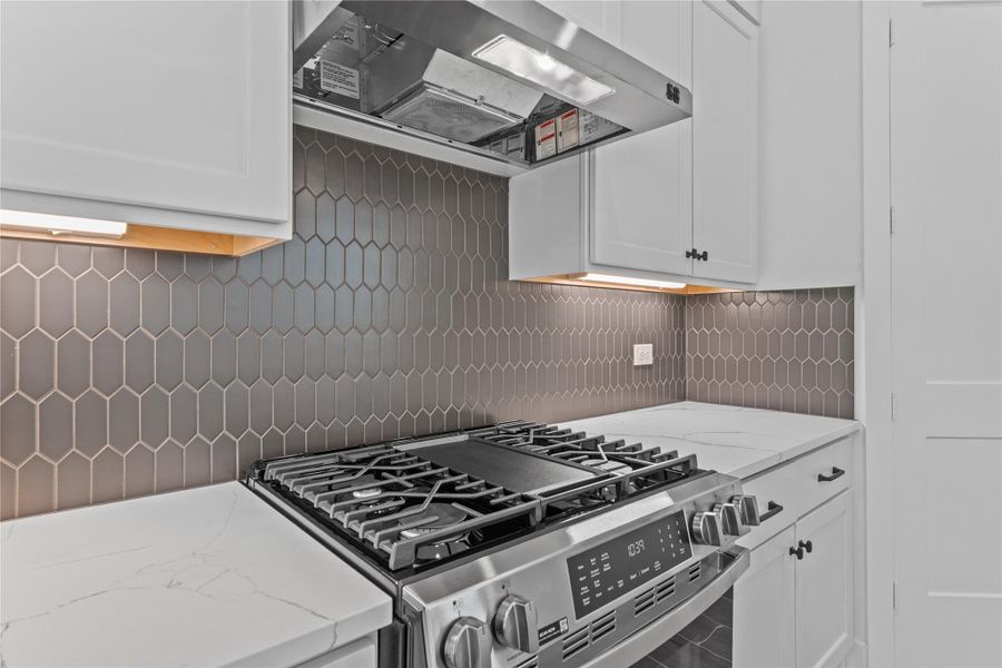 Close-up of interior finishes inside a home in Riceland, Mont Belvieu (Image 13).