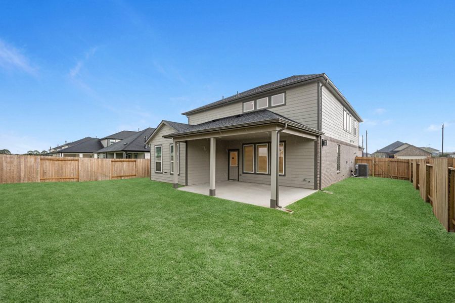Exterior details and patio area of a home in Briarwood Crossing, Rosenberg (Image 4).