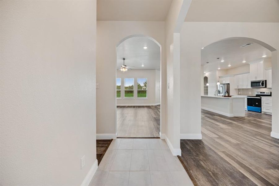 Spacious, unfurnished interior of a new home in , Corsicana (Image 15).